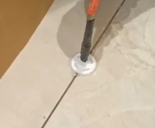 灵山瓷砖空鼓维修公司专业解答瓷砖在铺贴过程中，如果没有涂抹均匀到位的粘结材料（如水泥砂浆或瓷砖胶），可能会导致以下问题