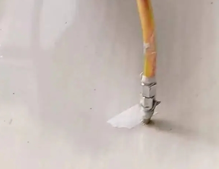 灵山瓷砖空鼓维修公司专业解答在瓷砖铺贴过程中，如果使用的砂料过粗（如全部使用了粗砂），可能会导致以下问题